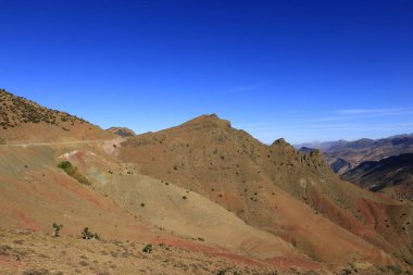 Fas 'taki Haut Atlas Oriental Ulusal Parkı' ndaki bir dağın manzarası. Doğu Yüksek Atlas Dağları 'nın içinde ve yakınında 49.000 hektarlık bir alanı kaplıyor