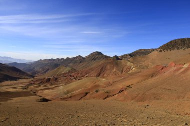 Fas 'taki Haut Atlas Oriental Ulusal Parkı' ndaki bir dağın manzarası. Doğu Yüksek Atlas Dağları 'nın içinde ve yakınında 49.000 hektarlık bir alanı kaplıyor