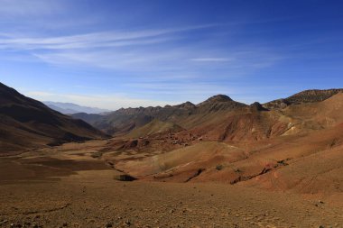 Fas 'taki Haut Atlas Oriental Ulusal Parkı' ndaki bir dağın manzarası. Doğu Yüksek Atlas Dağları 'nın içinde ve yakınında 49.000 hektarlık bir alanı kaplıyor