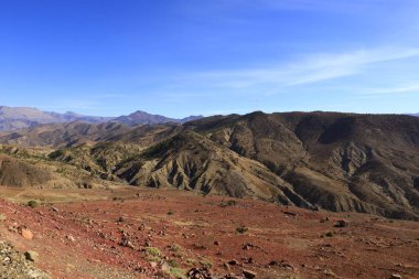 Fas 'taki Haut Atlas Oriental Ulusal Parkı' ndaki bir dağın manzarası. Doğu Yüksek Atlas Dağları 'nın içinde ve yakınında 49.000 hektarlık bir alanı kaplıyor