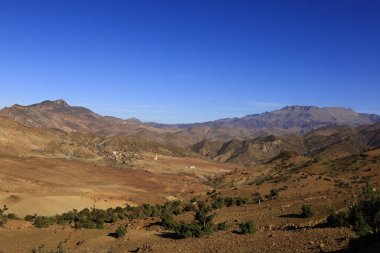 Fas 'taki Haut Atlas Oriental Ulusal Parkı' ndaki bir dağın manzarası. Doğu Yüksek Atlas Dağları 'nın içinde ve yakınında 49.000 hektarlık bir alanı kaplıyor