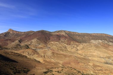 Fas 'taki Haut Atlas Oriental Ulusal Parkı' ndaki bir dağın manzarası. Doğu Yüksek Atlas Dağları 'nın içinde ve yakınında 49.000 hektarlık bir alanı kaplıyor