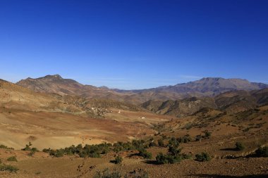 Fas 'taki Haut Atlas Oriental Ulusal Parkı' ndaki bir dağın manzarası. Doğu Yüksek Atlas Dağları 'nın içinde ve yakınında 49.000 hektarlık bir alanı kaplıyor