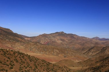 Fas 'taki Haut Atlas Oriental Ulusal Parkı' ndaki bir dağın manzarası. Doğu Yüksek Atlas Dağları 'nın içinde ve yakınında 49.000 hektarlık bir alanı kaplıyor