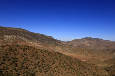 Fas 'taki Haut Atlas Oriental Ulusal Parkı' ndaki bir dağın manzarası. Doğu Yüksek Atlas Dağları 'nın içinde ve yakınında 49.000 hektarlık bir alanı kaplıyor