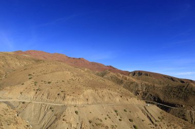 Fas 'taki Haut Atlas Oriental Ulusal Parkı' ndaki bir dağın manzarası. Doğu Yüksek Atlas Dağları 'nın içinde ve yakınında 49.000 hektarlık bir alanı kaplıyor