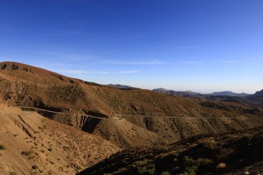 Fas 'taki Haut Atlas Oriental Ulusal Parkı' ndaki bir dağın manzarası. Doğu Yüksek Atlas Dağları 'nın içinde ve yakınında 49.000 hektarlık bir alanı kaplıyor