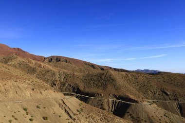 Fas 'taki Haut Atlas Oriental Ulusal Parkı' ndaki bir dağın manzarası. Doğu Yüksek Atlas Dağları 'nın içinde ve yakınında 49.000 hektarlık bir alanı kaplıyor