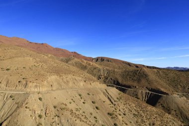 Fas 'taki Haut Atlas Oriental Ulusal Parkı' ndaki bir dağın manzarası. Doğu Yüksek Atlas Dağları 'nın içinde ve yakınında 49.000 hektarlık bir alanı kaplıyor