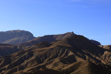 Fas 'taki Haut Atlas Oriental Ulusal Parkı' ndaki bir dağın manzarası. Doğu Yüksek Atlas Dağları 'nın içinde ve yakınında 49.000 hektarlık bir alanı kaplıyor