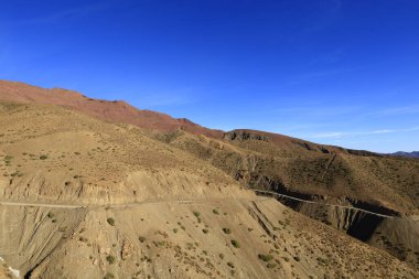 Fas 'taki Haut Atlas Oriental Ulusal Parkı' ndaki bir dağın manzarası. Doğu Yüksek Atlas Dağları 'nın içinde ve yakınında 49.000 hektarlık bir alanı kaplıyor