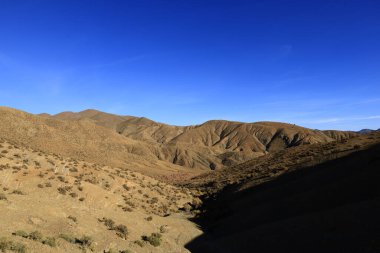 Fas 'taki Haut Atlas Oriental Ulusal Parkı' ndaki bir dağın manzarası. Doğu Yüksek Atlas Dağları 'nın içinde ve yakınında 49.000 hektarlık bir alanı kaplıyor