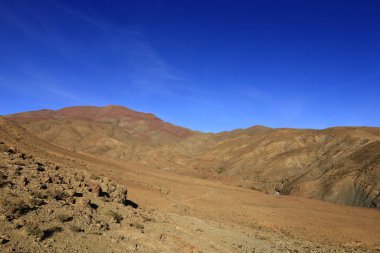 Fas 'taki Haut Atlas Oriental Ulusal Parkı' ndaki bir dağın manzarası. Doğu Yüksek Atlas Dağları 'nın içinde ve yakınında 49.000 hektarlık bir alanı kaplıyor