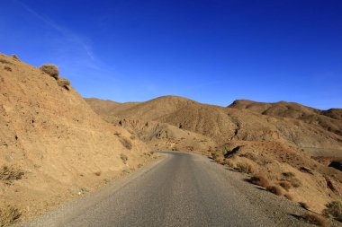 Fas 'taki Haut Atlas Doğu Ulusal Parkı' nda bir yol manzarası. 