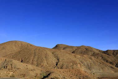 Fas 'taki Haut Atlas Oriental Ulusal Parkı' ndaki bir dağın manzarası. Doğu Yüksek Atlas Dağları 'nın içinde ve yakınında 49.000 hektarlık bir alanı kaplıyor