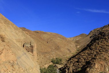 Fas 'taki Haut Atlas Oriental Ulusal Parkı' ndaki bir dağın manzarası. Doğu Yüksek Atlas Dağları 'nın içinde ve yakınında 49.000 hektarlık bir alanı kaplıyor