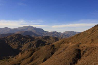 Fas 'taki Haut Atlas Oriental Ulusal Parkı' ndaki bir dağın manzarası. Doğu Yüksek Atlas Dağları 'nın içinde ve yakınında 49.000 hektarlık bir alanı kaplıyor