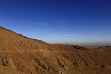 Fas 'taki Haut Atlas Oriental Ulusal Parkı' ndaki bir dağın manzarası. Doğu Yüksek Atlas Dağları 'nın içinde ve yakınında 49.000 hektarlık bir alanı kaplıyor