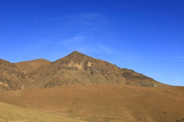 Fas 'taki Haut Atlas Oriental Ulusal Parkı' ndaki bir dağın manzarası. Doğu Yüksek Atlas Dağları 'nın içinde ve yakınında 49.000 hektarlık bir alanı kaplıyor
