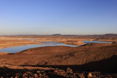 Fas 'taki Haut Atlas Oriental Ulusal Parkı' ndaki bir dağın manzarası. Doğu Yüksek Atlas Dağları 'nın içinde ve yakınında 49.000 hektarlık bir alanı kaplıyor.