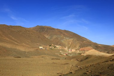 Fas 'taki Haut Atlas Oriental Ulusal Parkı' ndaki bir dağın manzarası. Doğu Yüksek Atlas Dağları 'nın içinde ve yakınında 49.000 hektarlık bir alanı kaplıyor.