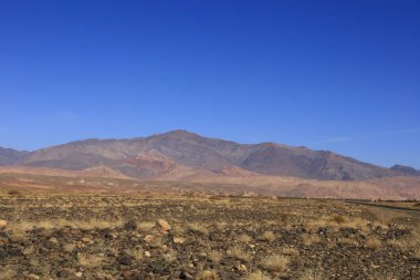 Fas 'taki Haut Atlas Oriental Ulusal Parkı' ndaki bir dağın manzarası. Doğu Yüksek Atlas Dağları 'nın içinde ve yakınında 49.000 hektarlık bir alanı kaplıyor.