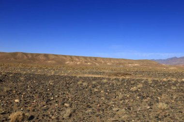 Fas 'taki Haut Atlas Oriental Ulusal Parkı' ndaki bir dağın manzarası. Doğu Yüksek Atlas Dağları 'nın içinde ve yakınında 49.000 hektarlık bir alanı kaplıyor.