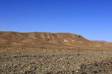 Fas 'taki Haut Atlas Oriental Ulusal Parkı' ndaki bir dağın manzarası. Doğu Yüksek Atlas Dağları 'nın içinde ve yakınında 49.000 hektarlık bir alanı kaplıyor.