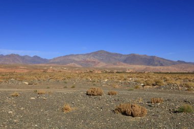 Fas 'taki Haut Atlas Oriental Ulusal Parkı' ndaki bir dağın manzarası. Doğu Yüksek Atlas Dağları 'nın içinde ve yakınında 49.000 hektarlık bir alanı kaplıyor.