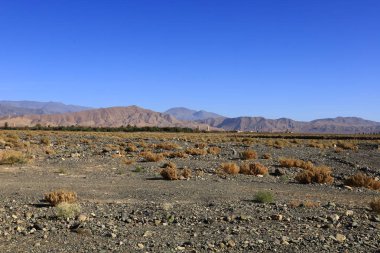 Fas 'taki Haut Atlas Oriental Ulusal Parkı' ndaki bir dağın manzarası. Doğu Yüksek Atlas Dağları 'nın içinde ve yakınında 49.000 hektarlık bir alanı kaplıyor.