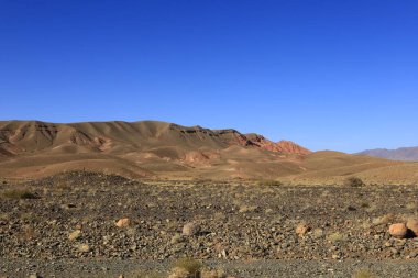 Fas 'taki Haut Atlas Oriental Ulusal Parkı' ndaki bir dağın manzarası. Doğu Yüksek Atlas Dağları 'nın içinde ve yakınında 49.000 hektarlık bir alanı kaplıyor.