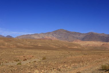 Fas 'taki Haut Atlas Oriental Ulusal Parkı' ndaki bir dağın manzarası. Doğu Yüksek Atlas Dağları 'nın içinde ve yakınında 49.000 hektarlık bir alanı kaplıyor.