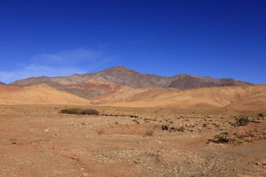 Fas 'taki Haut Atlas Oriental Ulusal Parkı' ndaki bir dağın manzarası. Doğu Yüksek Atlas Dağları 'nın içinde ve yakınında 49.000 hektarlık bir alanı kaplıyor.