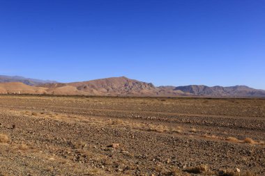 Fas 'taki Haut Atlas Oriental Ulusal Parkı' ndaki bir dağın manzarası. Doğu Yüksek Atlas Dağları 'nın içinde ve yakınında 49.000 hektarlık bir alanı kaplıyor.