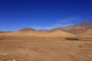 Fas 'taki Haut Atlas Oriental Ulusal Parkı' ndaki bir dağın manzarası. Doğu Yüksek Atlas Dağları 'nın içinde ve yakınında 49.000 hektarlık bir alanı kaplıyor.