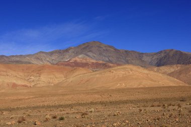 Fas 'taki Haut Atlas Oriental Ulusal Parkı' ndaki bir dağın manzarası. Doğu Yüksek Atlas Dağları 'nın içinde ve yakınında 49.000 hektarlık bir alanı kaplıyor.
