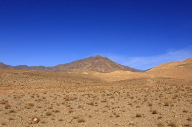 Fas 'taki Haut Atlas Oriental Ulusal Parkı' ndaki bir dağın manzarası. Doğu Yüksek Atlas Dağları 'nın içinde ve yakınında 49.000 hektarlık bir alanı kaplıyor.