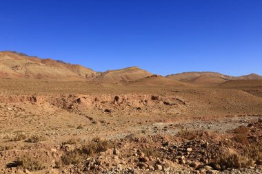 Fas 'taki Haut Atlas Oriental Ulusal Parkı' ndaki bir dağın manzarası. Doğu Yüksek Atlas Dağları 'nın içinde ve yakınında 49.000 hektarlık bir alanı kaplıyor.