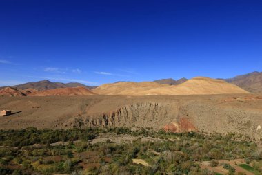 Fas 'taki Haut Atlas Oriental Ulusal Parkı' ndaki bir dağın manzarası. Doğu Yüksek Atlas Dağları 'nın içinde ve yakınında 49.000 hektarlık bir alanı kaplıyor.