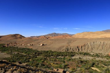 Fas 'taki Haut Atlas Oriental Ulusal Parkı' ndaki bir dağın manzarası. Doğu Yüksek Atlas Dağları 'nın içinde ve yakınında 49.000 hektarlık bir alanı kaplıyor.