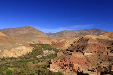 Fas 'taki Haut Atlas Doğu Ulusal Parkı' ndaki bir köye bakın..