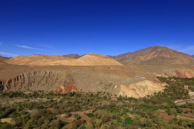 Fas 'taki Haut Atlas Oriental Ulusal Parkı' ndaki bir dağın manzarası. Doğu Yüksek Atlas Dağları 'nın içinde ve yakınında 49.000 hektarlık bir alanı kaplıyor.