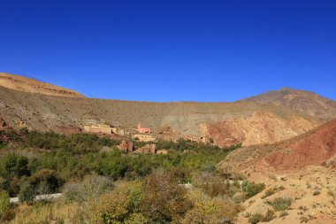 Fas 'taki Haut Atlas Doğu Ulusal Parkı' ndaki bir köye bakın..