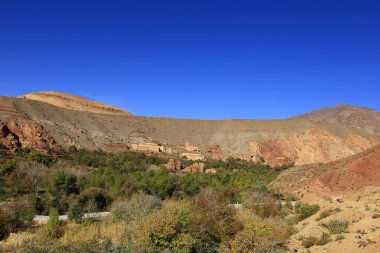 Fas 'taki Haut Atlas Doğu Ulusal Parkı' ndaki bir köye bakın..