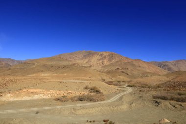 Fas 'taki Haut Atlas Oriental Ulusal Parkı' ndaki bir dağın manzarası. Doğu Yüksek Atlas Dağları 'nın içinde ve yakınında 49.000 hektarlık bir alanı kaplıyor.