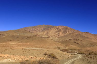 Fas 'taki Haut Atlas Oriental Ulusal Parkı' ndaki bir dağın manzarası. Doğu Yüksek Atlas Dağları 'nın içinde ve yakınında 49.000 hektarlık bir alanı kaplıyor.