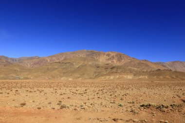 Fas 'taki Haut Atlas Oriental Ulusal Parkı' ndaki bir dağın manzarası. Doğu Yüksek Atlas Dağları 'nın içinde ve yakınında 49.000 hektarlık bir alanı kaplıyor.