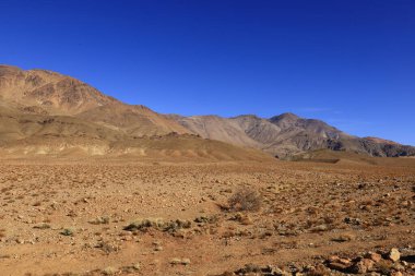 Fas 'taki Haut Atlas Oriental Ulusal Parkı' ndaki bir dağın manzarası. Doğu Yüksek Atlas Dağları 'nın içinde ve yakınında 49.000 hektarlık bir alanı kaplıyor.