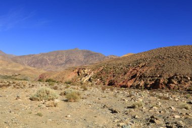 Fas 'taki Haut Atlas Oriental Ulusal Parkı' ndaki bir dağın manzarası. Doğu Yüksek Atlas Dağları 'nın içinde ve yakınında 49.000 hektarlık bir alanı kaplıyor.