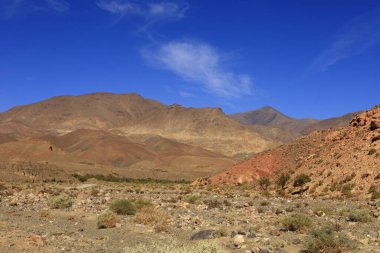 Fas 'taki Haut Atlas Oriental Ulusal Parkı' ndaki bir dağın manzarası. Doğu Yüksek Atlas Dağları 'nın içinde ve yakınında 49.000 hektarlık bir alanı kaplıyor.